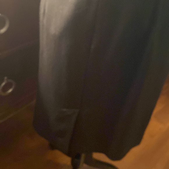 Gianni Skirt. Hidden  zipper in back. Slit in back of skirt.. like new. - Picture 2 of 4
